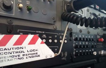 La Importancia de Trabar los Comandos de un Avión en Tierra