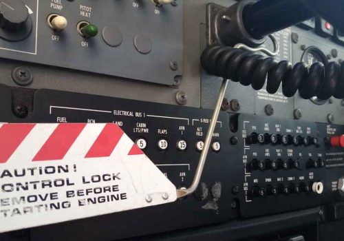 La Importancia de Trabar los Comandos de un Avión en Tierra