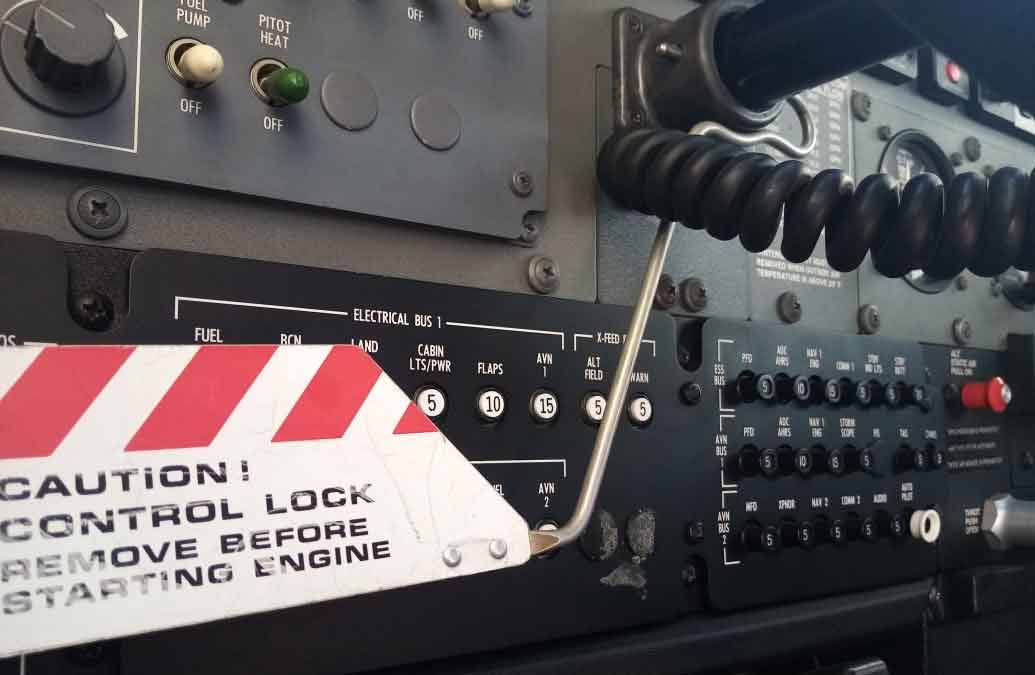 En este momento estás viendo La Importancia de Trabar los Comandos de un Avión en Tierra