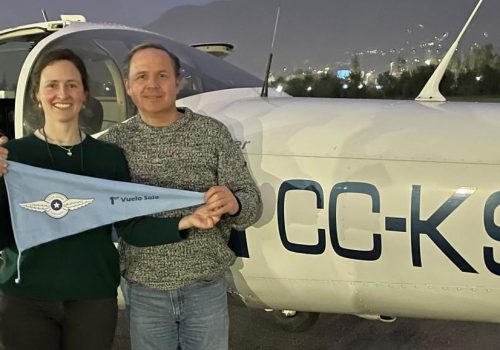 Primer vuelo solo alumna Patricia Briones
